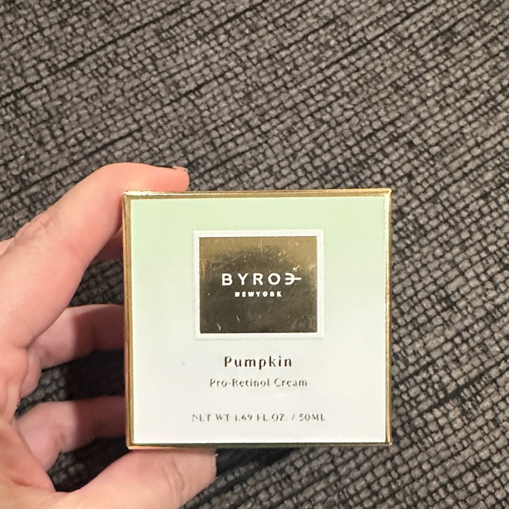 BYROE New York Pumpkin Pro-Retinol Cream - Gold and White